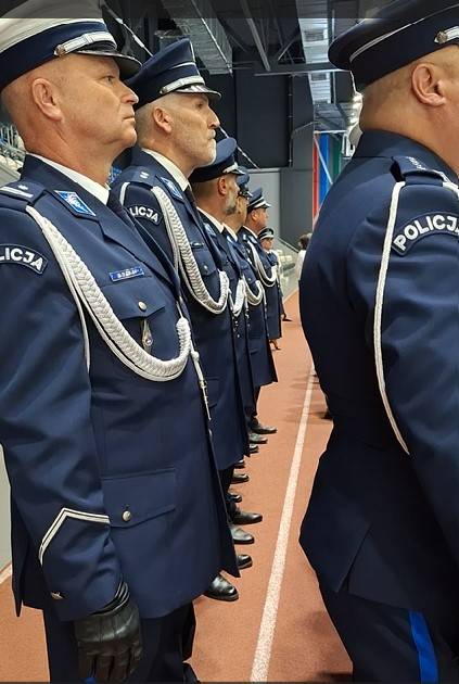 Umundurowani policjanci na obchodach swojego święta