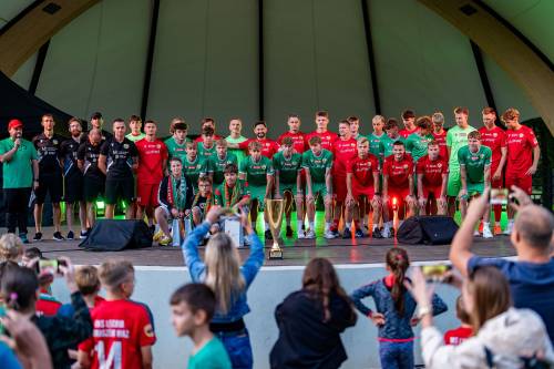 Piłkarze RKS Lechia na scenie muszli w Parku Solidarność