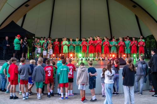 Piłkarze RKS Lechia na scenie muszli w Parku Solidarność