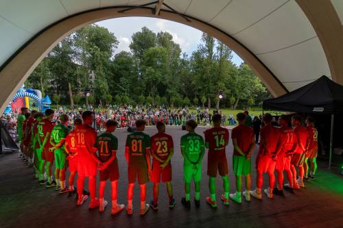 Piłkarze RKS Lechia na scenie muszli w Parku Solidarność