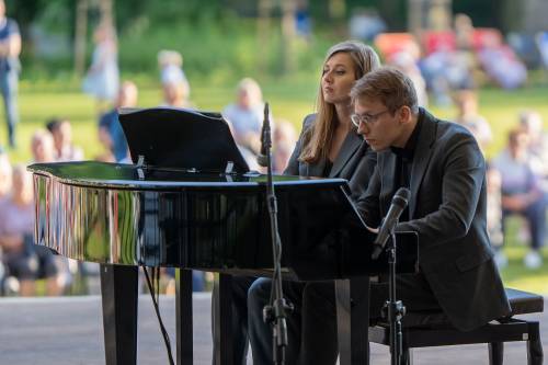 Na zdjęciu duet fortepianowy Aleami Piano Duo podczas niedzielnego koncertu