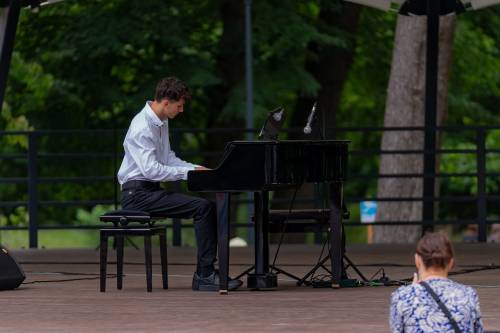 Na zdjęciu uczeń PWSM w Tomasowie podczas koncertu fortepianowego w nowej muszli koncertowej w Parku