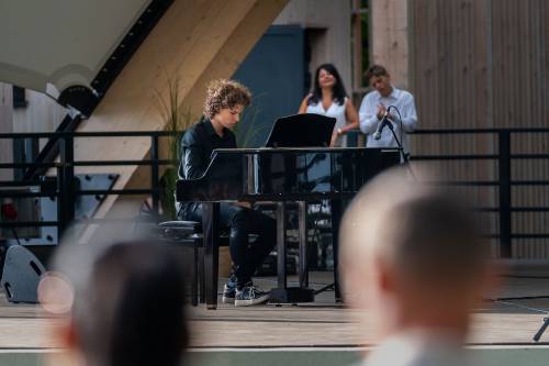 Na zdjęciu uczeń PWSM w Tomasowie podczas koncertu fortepianowego w nowej muszli koncertowej w Parku