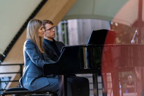 Na zdjęciu duet fortepianowy Aleami Piano Duo podczas niedzielnego koncertu