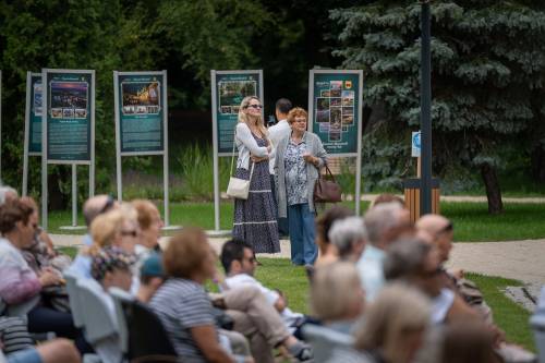 Osoby, które przyszły na koncert fortepianowy oglądają towarzyszącą koncertowi wystawę o Tomaszowie Mazowieckim