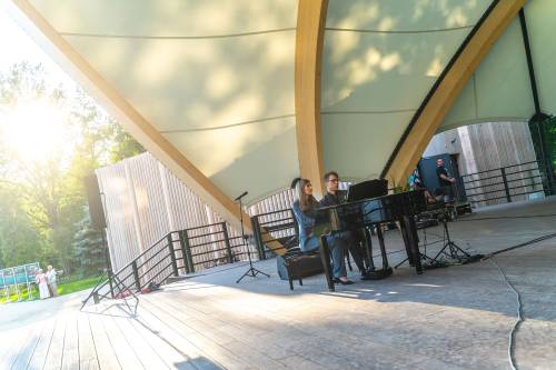 Na zdjęciu duet fortepianowy Aleami Piano Duo podczas niedzielnego koncertu