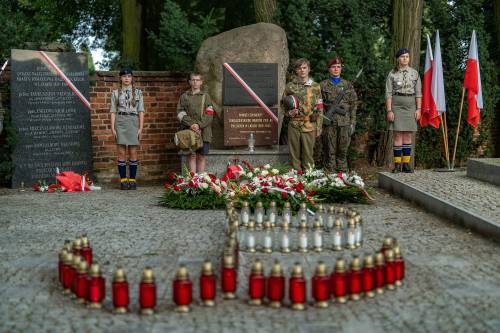 Na zdjęciu warta honorowa w mundurach historycznych podczas 81. rocznicy wybuchu Powstania Warszawskiego na Cmentarzu Wojennym w Tomaszowie Mazowieckim