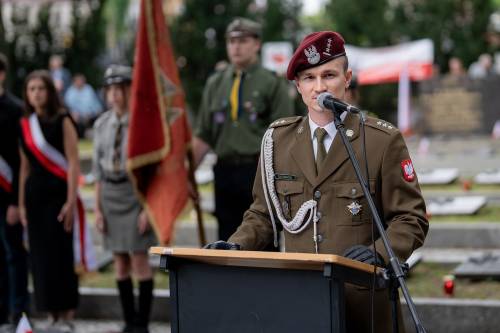 Żołnierz 25 BKP odczytuje Apel Pamięci