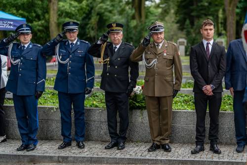 Na zdjęciu służby mundurowe na uroczystości 81. rocznicy wybuchu Powstania Warszawskiego