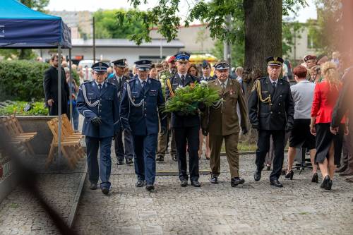 Delegacje obecne na 81. rocznicy wybuchu Powstania Warszawskiego skłądają wiązanki w Miejscach Pamięci Narodowej zlokalizowanych na Cmentarzu Wojennym