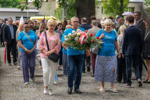 Delegacje obecne na 81. rocznicy wybuchu Powstania Warszawskiego skłądają wiązanki w Miejscach Pamięci Narodowej zlokalizowanych na Cmentarzu Wojennym