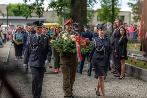 Delegacje obecne na 81. rocznicy wybuchu Powstania Warszawskiego skłądają wiązanki w Miejscach Pamięci Narodowej zlokalizowanych na Cmentarzu Wojennym