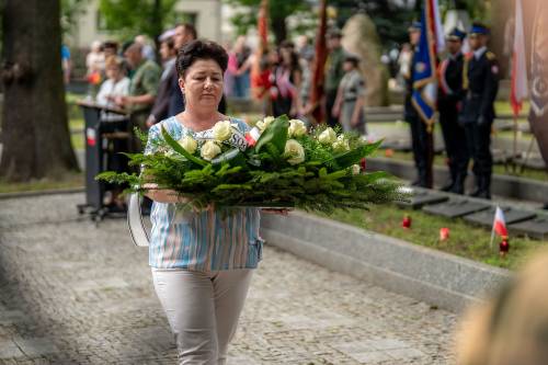 Delegacje obecne na 81. rocznicy wybuchu Powstania Warszawskiego skłądają wiązanki w Miejscach Pamięci Narodowej zlokalizowanych na Cmentarzu Wojennym
