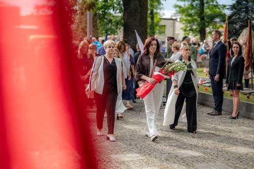 Delegacje obecne na 81. rocznicy wybuchu Powstania Warszawskiego skłądają wiązanki w Miejscach Pamięci Narodowej zlokalizowanych na Cmentarzu Wojennym