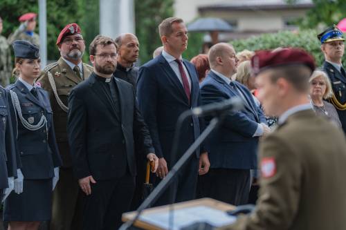 Żołnierz 25 BKP odczytuje Apel Pamięci