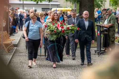 Delegacje obecne na 81. rocznicy wybuchu Powstania Warszawskiego skłądają wiązanki w Miejscach Pamięci Narodowej zlokalizowanych na Cmentarzu Wojennym