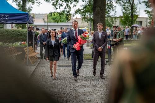 Delegacje obecne na 81. rocznicy wybuchu Powstania Warszawskiego skłądają wiązanki w Miejscach Pamięci Narodowej zlokalizowanych na Cmentarzu Wojennym