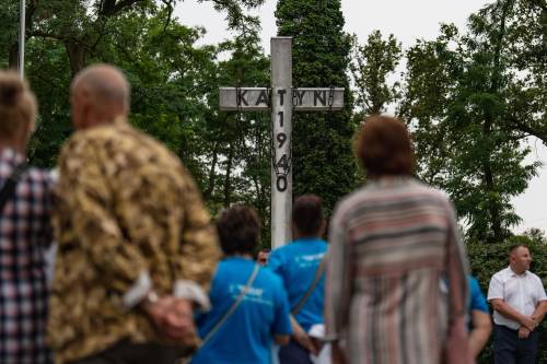 Mieszkańcy miasta na uroczystości 81. rocz\nicy wybuchu Powstania Warszawskiego