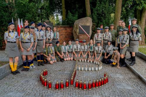 Warty honorowe harcerzy i strzelców pod pomnikiem żołnierzy AK