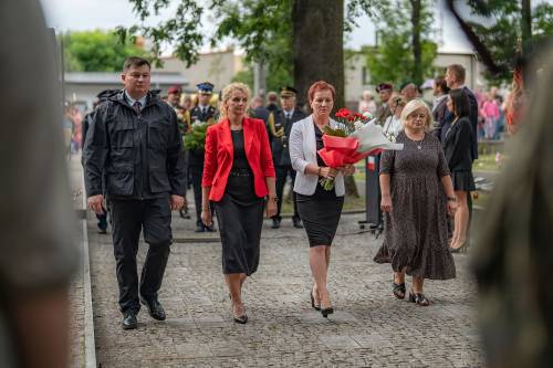 Delegacje obecne na 81. rocznicy wybuchu Powstania Warszawskiego skłądają wiązanki w Miejscach Pamięci Narodowej zlokalizowanych na Cmentarzu Wojennym