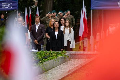 Uczestnicy uroczystości śpiewją Hymn Państwowy
