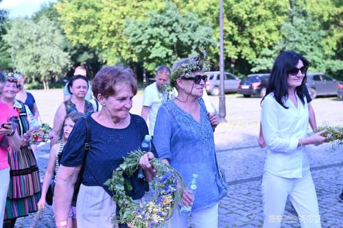 Wianki niesione Pilicą