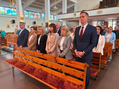 Przedstawiciele władz miasta na czele z zastępcą prezydenta na okolicznościowej mszy