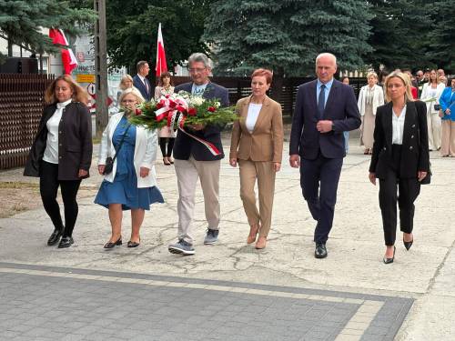Delegacja radnych miejskich i powiatowych składa biało-czerwona wiązankę pod Pomnikiem Nieznanego Żołnierza