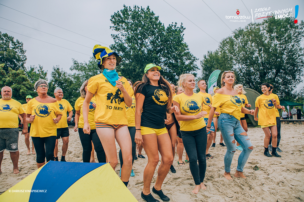 Na zdjęciu grupa kobiet z organizacji NGO na pikniku NGO na pikniku Lokalni Niebanalni