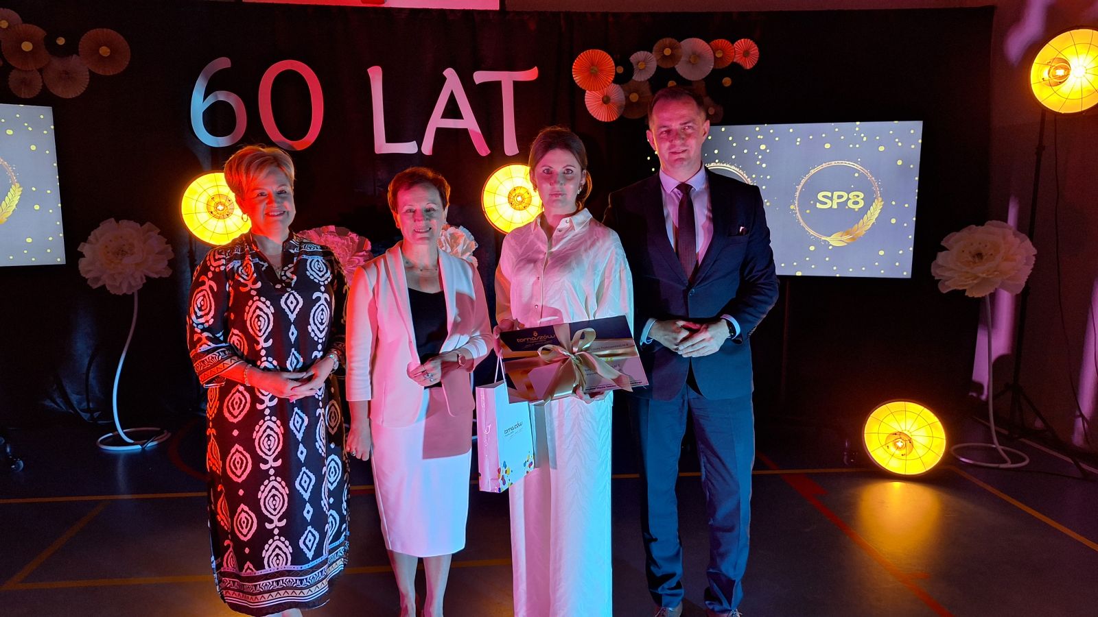 Na zdjęciu dyrektor szkoły z przedstawicielami władz samorządowych