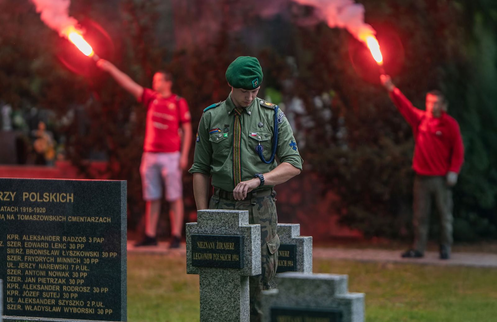 Na zdjęciu warta honorowa w mundurach historycznych podczas 81. rocznicy wybuchu Powstania Warszawskiego na Cmentarzu Wojennym w Tomaszowie Mazowieckim